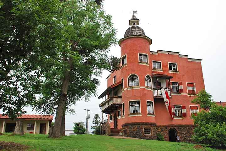 A história de Treze Tílias remonta a 1933, ano em que Andreas Thaler, que foi ministro da Agricultura da Áustria, estabeleceu uma colônia na região acompanhado de imigrantes que fugiam da crise econômica do período entre as duas guerras mundiais, com o fim do Império Austro-Húngaro.
