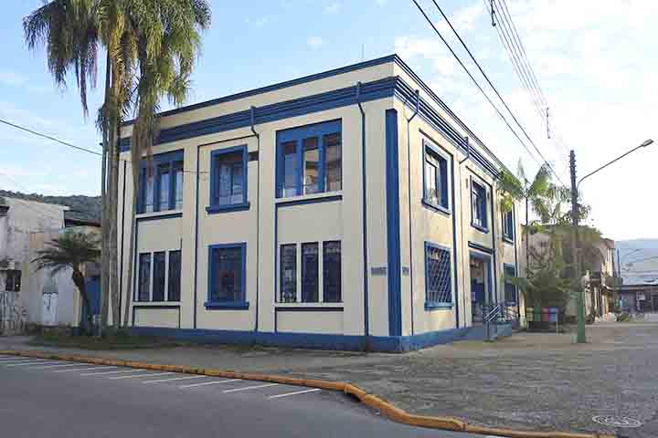 O centro histórico da cidade reúne igrejas antigas, casarões coloniais e espaços culturais interessantes para visitação. A culinária local é outro ponto forte, com pratos à base de frutos do mar frescos e o tradicional peixe com banana.