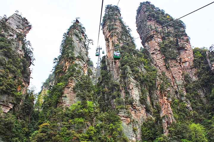 Para quem busca comodidade, teleféricos oferecem vistas espetaculares. O mais famoso conecta a entrada do parque ao topo das montanhas, permitindo observar a grandiosidade das formações rochosas em contraste com a vegetação exuberante. 