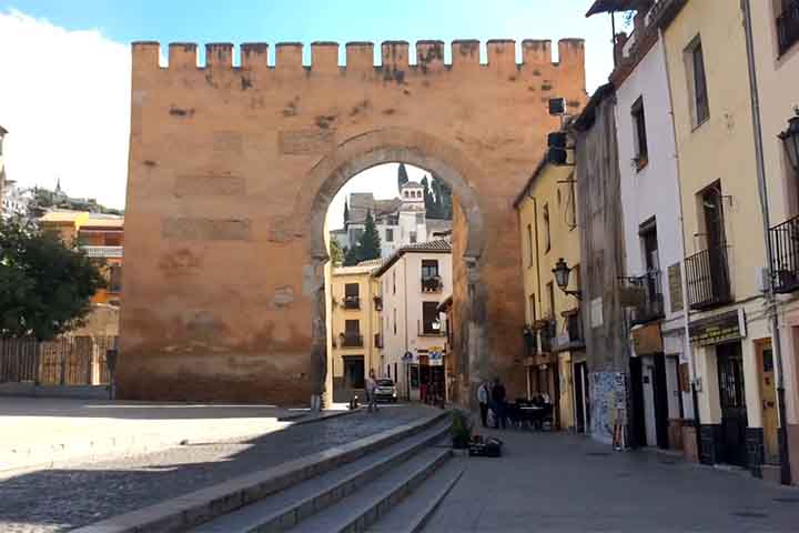 Granada é mundialmente conhecida pela Alhambra, palácio e fortaleza que simbolizam o esplendor islâmico. O bairro Albaicín mantém ruas estreitas e atmosfera árabe. A cidade também é marcada pela vida universitária e pela proximidade da Sierra Nevada.
