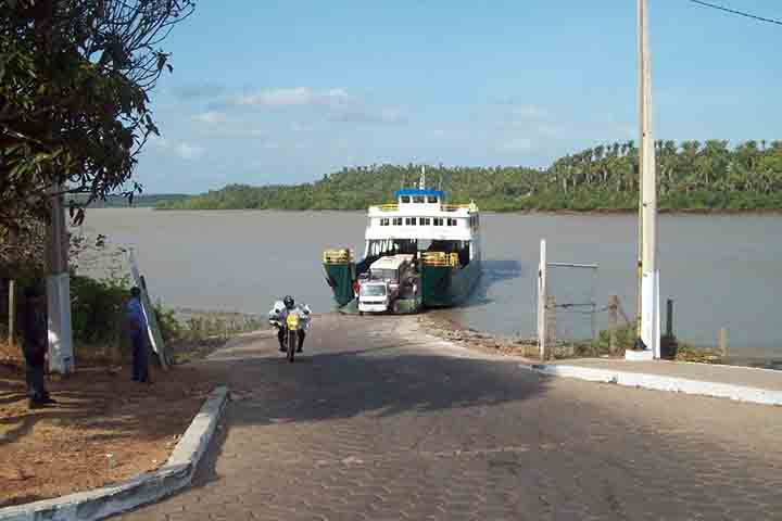 Na costa maranhense, Alcântara está a cerca de 30 quilômetros de São Luís, capital do estado, do outro lado da Baía de São Marcos. Fundada durante o período colonial, a cidade tornou-se um dos principais centros econômicos do Maranhão a partir do século 18, graças à economia do açúcar e, depois, do algodão.
