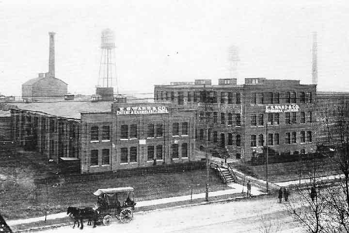 Fundada em 1666 por puritanos, Newark desenvolveu-se como cidade industrial durante os séculos 19 e 20. Essa herança moldou sua identidade, marcada por fábricas, imigração e lutas sociais que definiram sua trajetória.