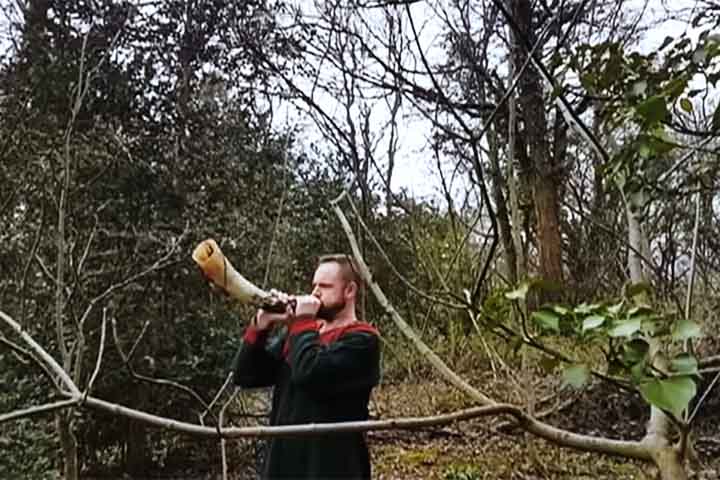 Feita de metal ou chifre, a corneta marcava encontros e organizava grupos. Sua função lembra bastante a lógica do berrante brasileiro.