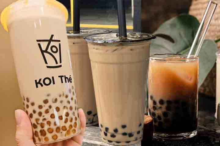 Curiosamente, o nome “bubble tea” nem sempre se refere às bolinhas. Em sua origem, o termo estava ligado à espuma formada ao agitar o chá com gelo, prática comum nas primeiras versões da bebida. Já as pérolas de tapioca passaram a ser associadas ao conceito posteriormente, consolidando a imagem que hoje define o produto.

