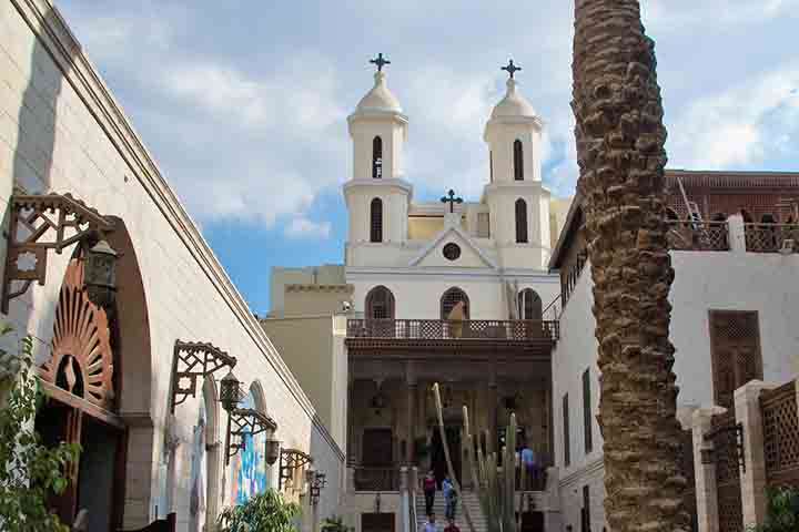 O Bairro Copta preserva igrejas antigas e locais sagrados ligados ao cristianismo primitivo, sendo um espaço de grande relevância espiritual. A Igreja Suspensa e o Museu Copta revelam a riqueza dessa tradição e sua influência na cultura egípcia. O bairro é considerado um dos mais espirituais da cidade, atraindo visitantes em busca de fé e história.
