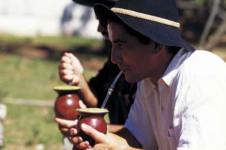 No cotidiano rural e urbano, o chimarrão acompanha jornadas de trabalho - Chimarrão, mate, bebida característica da cultura do Cone Sul - Divulgação
