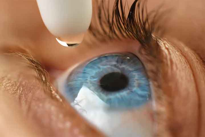 Outra opção é mergulhar o rosto em um recipiente com água limpa e piscar dentro dele. Esse processo ajuda a deslocar partículas que estejam presas na superfície ocular.
