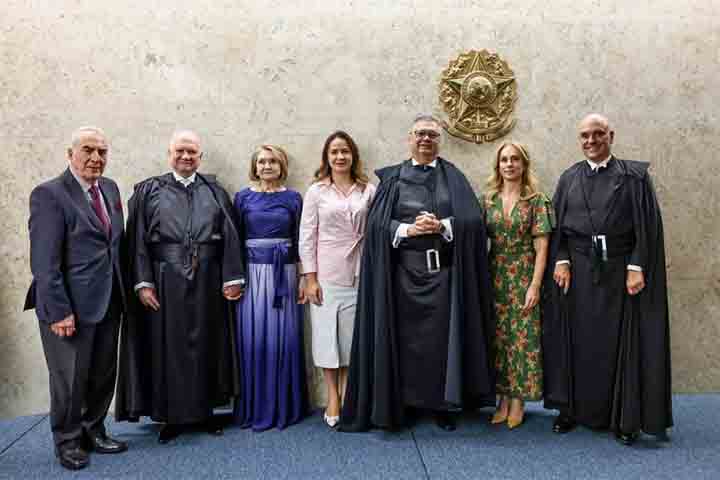Ao assumir como ministro da Corte, Dino retornou ao universo jurídico, agora em uma posição de grande relevância e responsabilidade, participando de julgamentos que impactam diretamente a vida política, econômica e social do país, como as condenações dos réus do 8 de Janeiro de 2023 e a suspensão das emendas positivas, o chamado “orçamento secreto”. 
