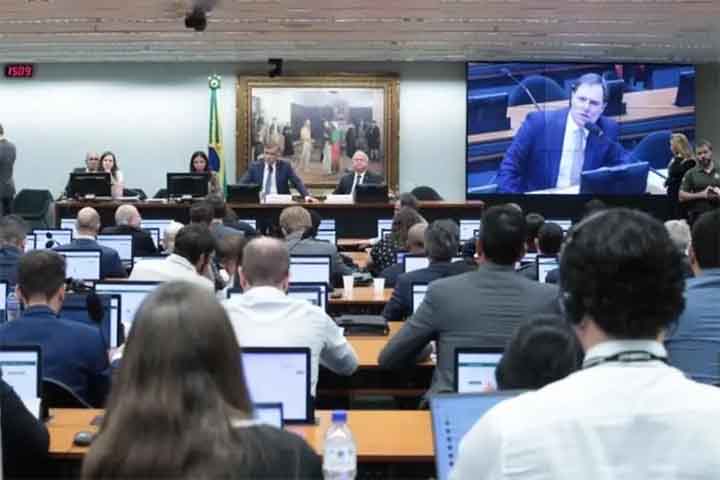 A discussão sobre os impactos e a viabilidade das mudanças será feita na comissão especial, que ainda deve ser criada por iniciativa de Hugo Mota (Republicanos - PB), presidente da Câmara. Nessa fase, o texto pode sofrer alterações e será debatido ao longo de diversas sessões antes de seguir para votação dos congressistas.
