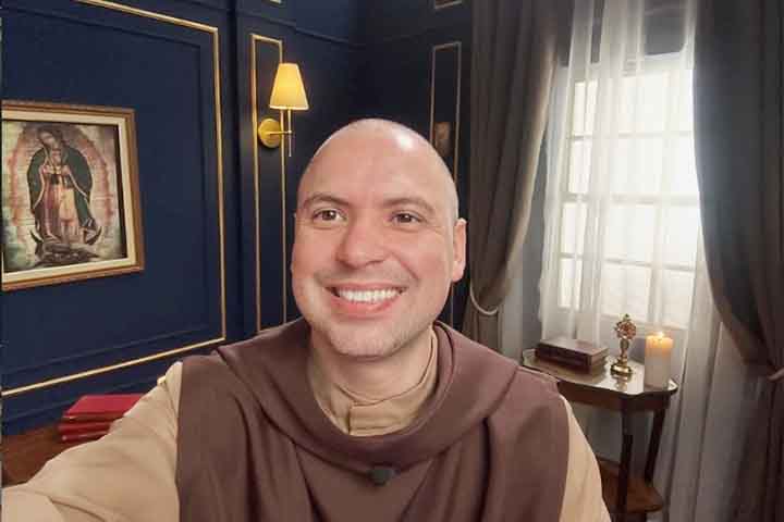 Frei Gilson, que tem mais de 12,8 milhões de seguidores nas redes sociais, voltou ao centro do debate público após declarações em que atribuiu à mulher o papel de “auxiliar do homem” na família. As falas do sacerdote católico, registradas em vídeo, repercutiram amplamente nas redes sociais e geraram críticas de figuras públicas. Entre as vozes que se manifestaram está a senadora Soraya Thronicke (PSB-MT), que acusou o religioso de misoginia e criticou o uso da fé para sustentar ideias que, em su -  (crédito:  Reprodução do Instagram @freigilson_somdomonte)