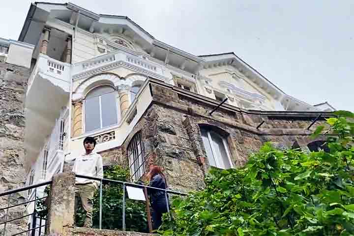 Relatos de que pessoas vinham tirando a própria vida na região alimentaram lendas de que espíritos habitavam a localidade, dando a aura mística que cerca o antigo Hotel del Salto.
