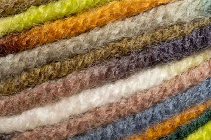 A lã é valorizada por sua capacidade de manter o calor, absorver umidade e resistir ao fogo. Essas propriedades naturais a tornam única entre fibras animais e vegetais.