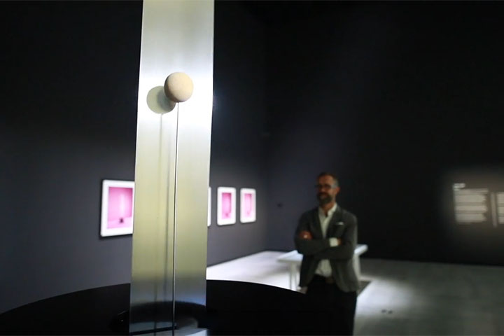 Ao circular pelo espaço, o visitante pode observar que muitas esculturas estão em constante movimento, acionadas por motores e mecanismos que transformam energia em vibração e som.