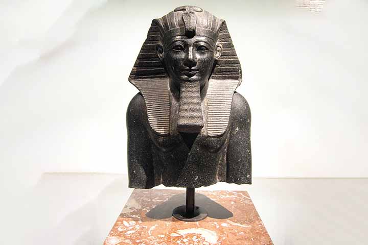 Tutmés 3º é considerado o “Napoleão do Egito” por suas campanhas militares que expandiram o império até o Oriente Médio. Seu governo consolidou o poder egípcio em territórios distantes, garantindo riqueza e influência política. A combinação de força militar e administração eficiente marcou sua era como uma das mais poderosas.