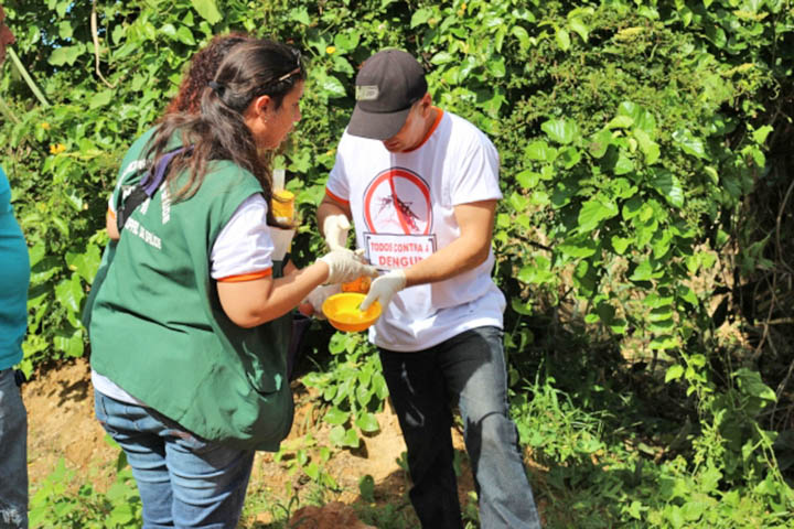 Diante desse cenário, o controle efetivo depende da eliminação sistemática desses microcriadouros e da redução das condições favoráveis. Medidas simples, como evitar água parada, manter ralos limpos e cobertos, descartar corretamente resíduos orgânicos e garantir boa ventilação dos ambientes, são fundamentais. A compreensão dos fatores biológicos e ambientais envolvidos ajuda a desfazer a ideia de que a infestação é aleatória. Na maioria dos casos, ela resulta de um conjunto de condições que pod