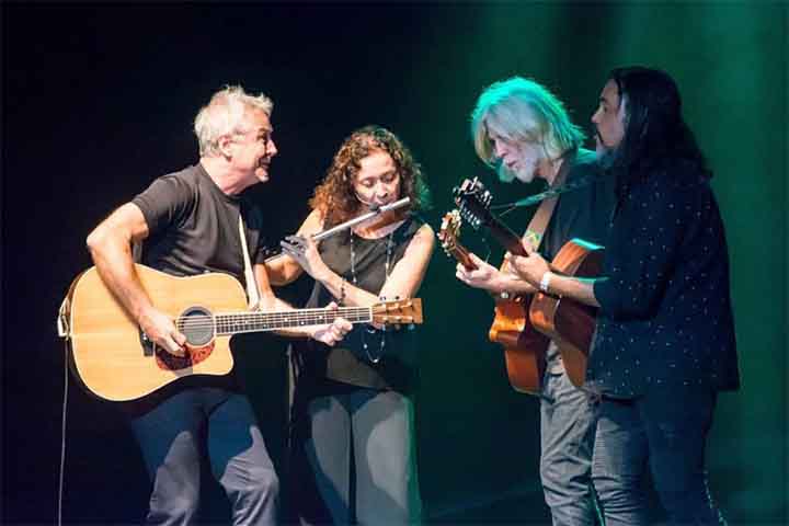 Em 1989, emplacou o sucesso “Lua e Flor”, canção que foi o tema do personagem Sassá Mutema (Lima Duarte) na novela “O Salvador da Pátria”, da Rede Globo. A música é a mais tocada e regravada do cancioneiro de Oswaldo Montenegro.
