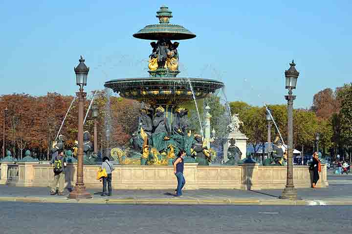 Durante o século 19, a Praça foi modernizada com fontes monumentais e novos elementos decorativos que ampliaram consideravelmente sua beleza. Essas adições trouxeram imponência e sofisticação ao espaço, tornando-o ainda mais atrativo. O resultado foi um ambiente que combina história e estética refinada, encantando moradores e turistas em todas as épocas.
