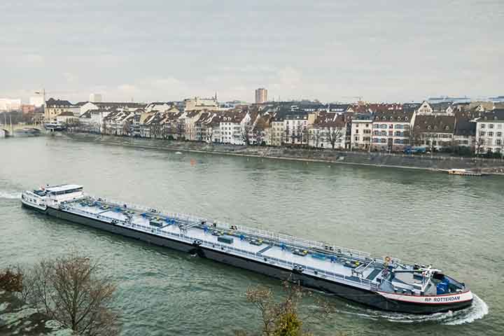 Ao desaguar no Mar do Norte, o Reno forma um delta extenso nos Países Baixos. Essa região é vital para o comércio marítimo europeu, especialmente em Roterdã, maior porto da Europa. O fim de sua jornada é também o início de conexões globais.