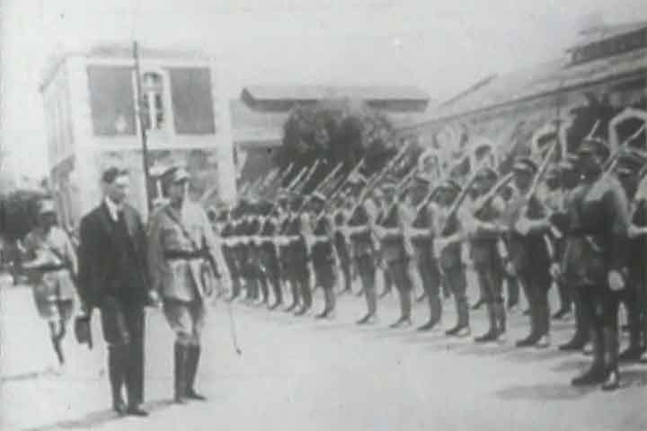 Um dos pilares da sustentação do regime foi o aparato repressivo, especialmente a atuação da polícia política PIDE. Responsável por vigiar, prender e interrogar opositores, ela tornou-se símbolo do controle estatal sobre a vida dos cidadãos. A repressão atingia desde militantes políticos até intelectuais e artistas considerados subversivos. 
