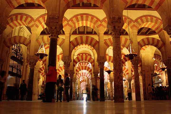 Córdoba foi capital do califado omíada e centro intelectual da Europa medieval. Sua Mesquita-Catedral impressiona pela grandiosidade e pela fusão de estilos. Hoje, é Patrimônio Mundial da UNESCO e destino turístico de destaque.