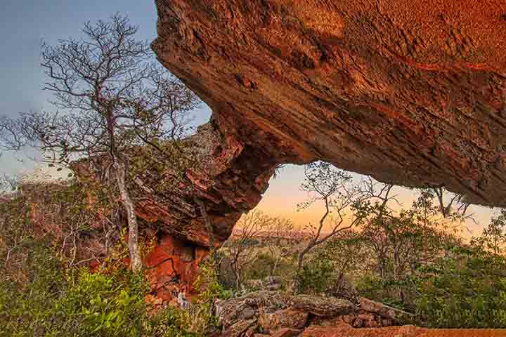 A história do município, relativamente recente, contrasta com a antiguidade dos registros rupestres. Alcinópolis começou a ser povoada na década de 1970, inicialmente com foco na educação rural, e foi emancipada em 1992, desmembrando-se de Coxim. Apesar da juventude administrativa, o território guarda vestígios que remontam a milhares de anos, tornando-se um elo entre o passado pré-histórico e o presente.
