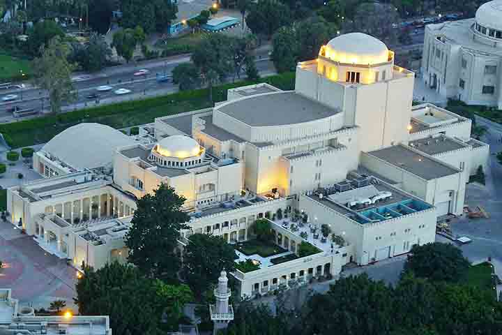 A Ópera do Cairo é o principal centro cultural da cidade e recebe apresentações de música, dança e teatro que celebram a diversidade artística. O espaço moderno contrasta com os monumentos antigos e mostra a vitalidade cultural do Egito contemporâneo. Eventos internacionais reforçam sua importância global, consolidando o Cairo como polo de arte e expressão.