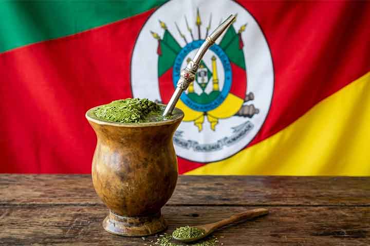 O chimarrão é símbolo da cultura do Rio Grande do Sul e de regiões vizinhas, reforçando pertencimento e orgulho local. Ele está presente em festas, tradições e celebrações, marcando a memória coletiva. Pesquisas mostram que cerca de 75% das famílias do Sul consomem mate regularmente, evidenciando sua força cultural.