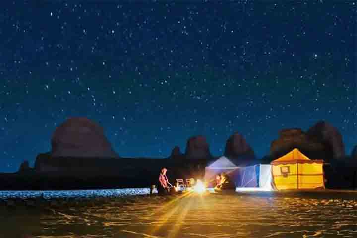 Muitos visitantes optam por acampar no deserto para vivenciar sua atmosfera única, onde o silêncio e o céu estrelado criam uma experiência inesquecível. Guias locais garantem segurança e conhecimento durante a jornada, conduzindo os viajantes por paisagens marcantes. A aventura transforma o passeio em uma imersão completa na natureza e reforça o caráter singular do Deserto Branco.