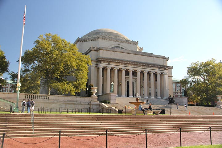 Em 2024, pesquisadores da Universidade de Columbia, nos Estados Unidos, calcularam que o Monte Erebus lançava cerca de 80 gramas de vapor de ouro cristalizado por dia na atmosfera. Esse valor, equivalente a aproximadamente 6 mil dólares, revela a riqueza escondida nas cinzas vulcânicas. As partículas viajam por grandes distâncias, já tendo sido encontradas a mais de 1.000 quilômetros do vulcão na Antártida.
