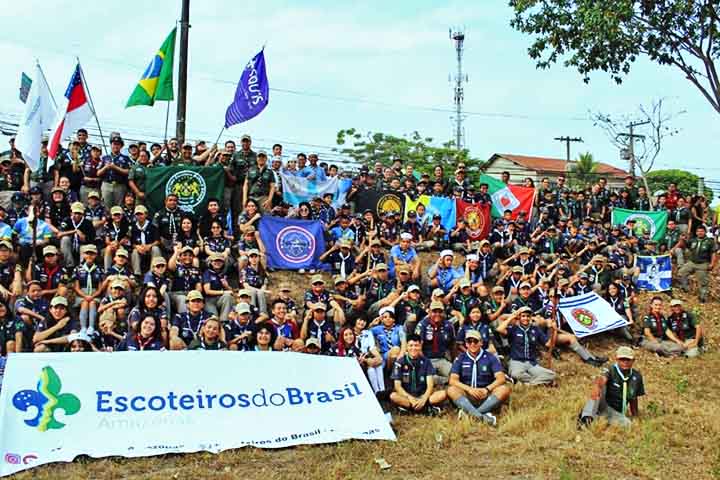 No Brasil, o escotismo chegou poucos anos depois de sua criação, em 1910, trazido ao país por militares e marinheiros que tiveram contato com o movimento na Europa. A organização nacional se consolidou com a criação da União dos Escoteiros do Brasil (UEB) em 1924, no Rio de Janeiro, entidade sem fins lucrativos que até hoje coordena as atividades no país e tem sede em Curitiba, no Paraná.
