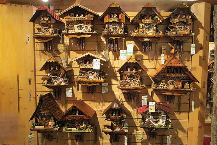 Historicamente, a região foi importante pela produção de madeira e vidro. A relojoaria artesanal consolidou sua fama internacional. Hoje, o turismo é a principal força econômica, mantendo viva a tradição local.