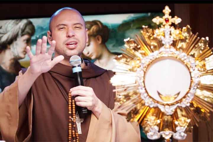 Nascido em São Paulo, Gilson da Silva Pupo Azevedo foi ordenado sacerdote em 2013 e integra o Instituto dos Freis Carmelitas Mensageiros do Espírito Santo. Durante anos, ele atuou em uma paróquia na zona sul da capital paulista, onde desenvolveu seu trabalho pastoral. Paralelamente, investiu na presença digital e na música religiosa, alcançando grande visibilidade. 
