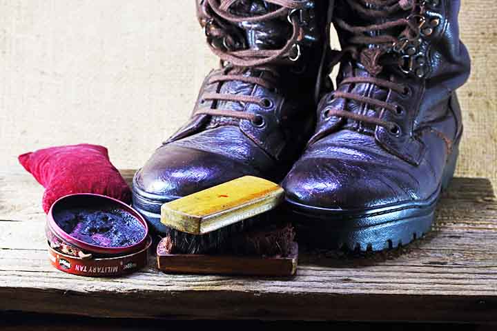 Além da função estética, o uso regular da graxa desempenha papel importante na conservação do material. O couro, por ser uma matéria orgânica, tende a perder sua flexibilidade com o tempo, podendo rachar ou desbotar. A aplicação da graxa ajuda a manter a hidratação e a elasticidade da superfície, reduzindo os danos causados por fatores externos, como umidade, poeira e variações de temperatura.
