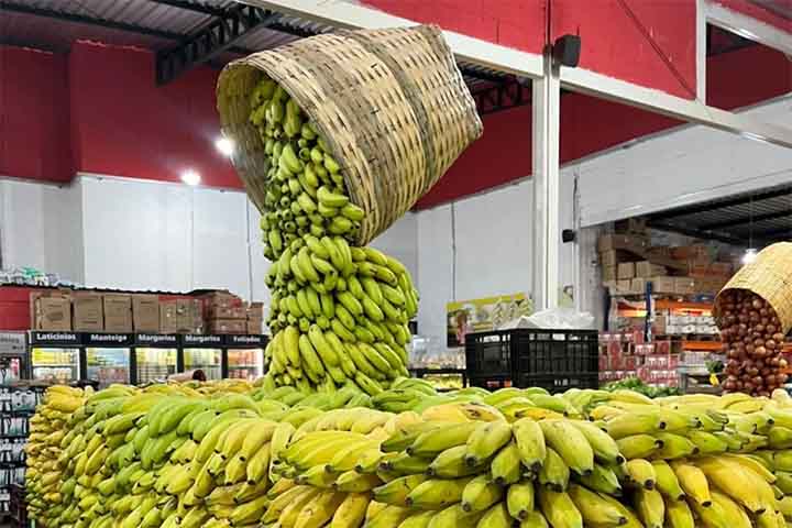 Pouco tempo depois, ingressou em uma empresa especializada em hortifruti, onde passou a viajar por diferentes regiões montando seções em supermercados. Nesse processo, ele começou a enxergar o setor sob uma nova perspectiva. Em vez de tratar a organização como uma tarefa mecânica, passou a encará-la como uma oportunidade de criar composições visuais mais atrativas. 
