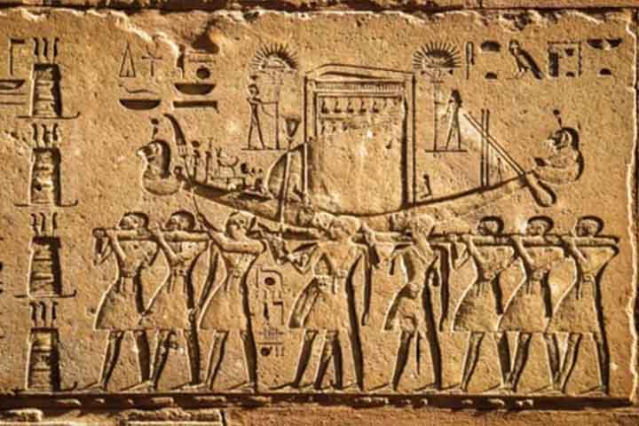 Durante o festival, a imagem de Amon era levada em procissão de Karnak até Luxor, simbolizando renovação do poder do faraó e fertilidade da terra. A celebração, planejada minuciosamente, envolvia música, dança e oferendas que reuniam toda a população. O evento reforçava a união entre religião e política.