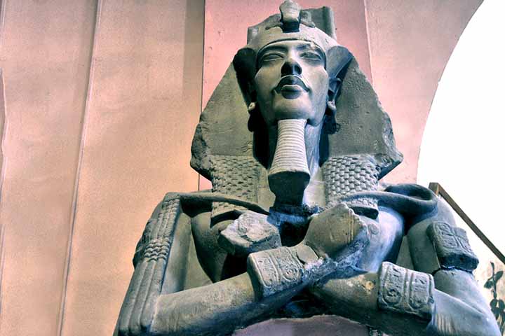 Akhenaton promoveu uma revolução religiosa ao instituir o culto exclusivo ao deus Aton, rompendo com tradições milenares. Sua capital em Amarna refletia essa nova visão espiritual e política, transformando a cultura egípcia. O reinado foi controverso, mas deixou marcas profundas e duradouras na história.
