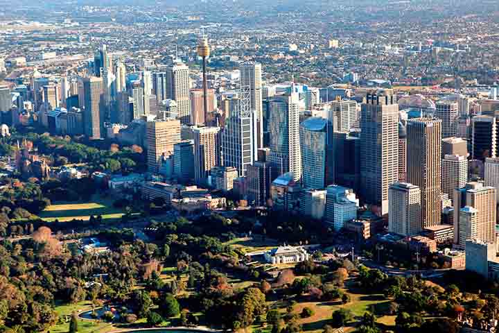 A cidade é o coração financeiro da Austrália, com sede de bancos, multinacionais e startups. A ponte, ao facilitar o fluxo urbano, contribuiu para consolidar Sidney como centro econômico global.