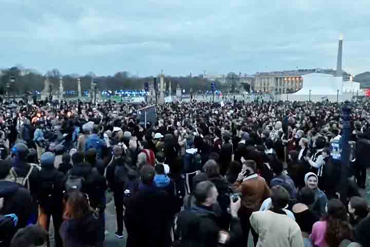 A Praça da Concórdia é também um ponto de referência tradicional para manifestações populares e movimentos sociais que marcaram a história. Diversos grupos utilizaram o espaço para expressar demandas e reivindicações ao longo dos anos. O papel como símbolo democrático e de participação cidadã mantém viva sua relevância até hoje.