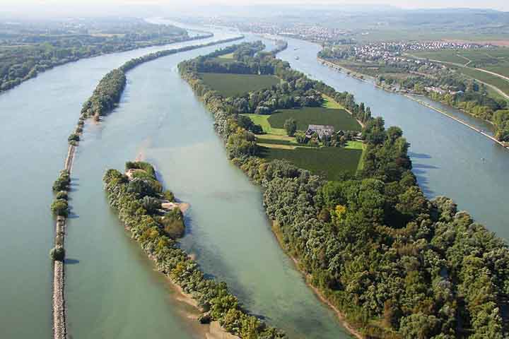 A bacia do Reno cobre cerca de 185 mil quilômetros quadrados, reunindo milhões de habitantes e atividades econômicas. Essa área concentra agricultura, indústria e comércio, tornando-se uma das mais produtivas da Europa. O rio sustenta não apenas ecossistemas, mas também sociedades inteiras.