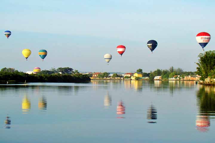 Durante o evento, o céu da cidade se enche de cores, criando um espetáculo visual que dialoga com a paisagem única das falésias e do litoral. Mais do que uma atração turística, o balonismo tornou-se parte da identidade local, estimulando a economia, o esporte e a cultura, além de oferecer voos panorâmicos que revelam Torres sob uma perspectiva privilegiada.
