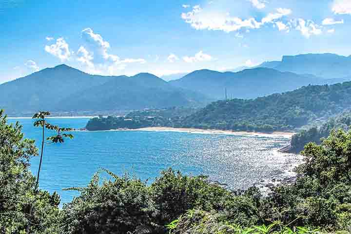 O destino é amplamente conhecido por sua preservação ambiental, já que grande parte do seu território está inserida no Parque Estadual da Serra do Mar, garantindo uma paisagem dominada pelo verde vibrante da Mata Atlântica que encontra o azul do oceano.