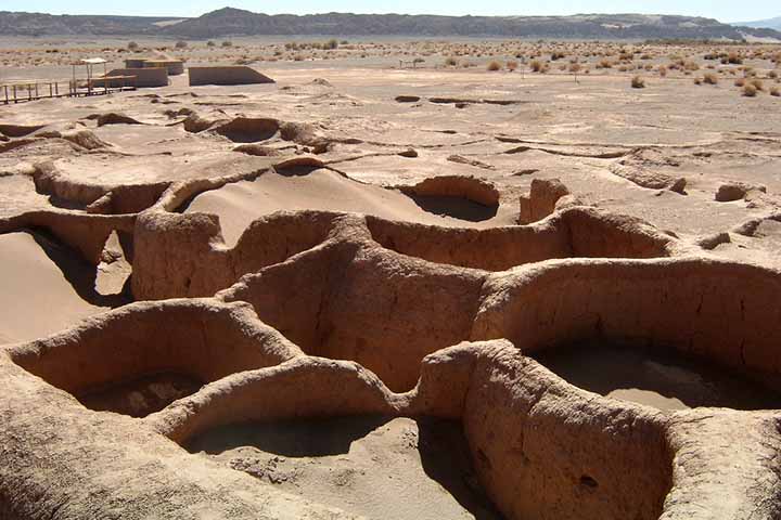 Antes de se tornar atração mundial, o Vale da Lua já era conhecido por povos indígenas da região que viam significado espiritual e simbólico no deserto. A relação com o ambiente era de respeito e sobrevivência, permanecendo como herança cultural. O turismo também busca valorizar essa memória ancestral em um claro lembrete de que a paisagem carrega não só beleza, mas também história humana.