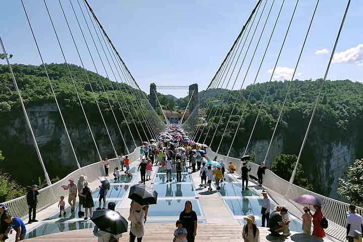 Outra das atrações mais emocionantes da região é a passarela de vidro suspensa, atração que permite caminhar sobre um piso transparente e sentir a vertigem de estar acima do vale. Essa experiência de desafiar o medo e sentir a imensidão do vale sob os pés combina adrenalina e contemplação, reforçando o caráter único do destino.
