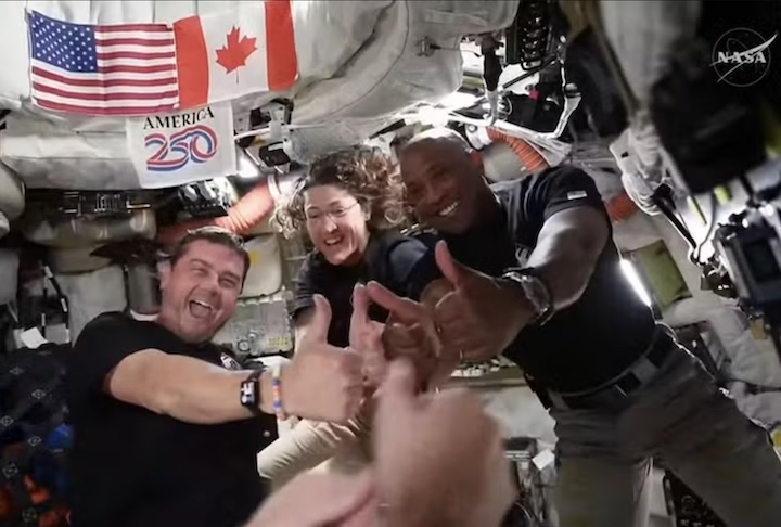 A tripulação, composta por Reid Wiseman, Victor Glover, Christina Koch e Jeremy Hansen, superou o recorde de distância da Apollo 13, atingindo 406.778 quilômetros da Terra.