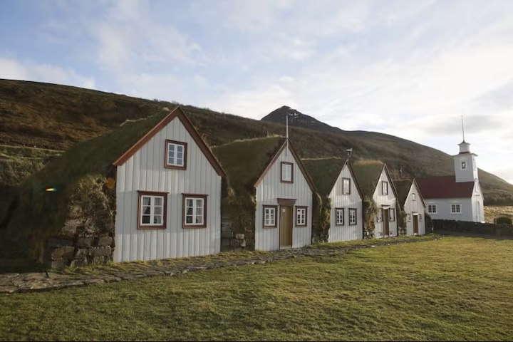 Esse tipo de moradia faz parte do que se chama arquitetura vernacular que, diferente dos padrões globais modernos, é um modo de construir desenvolvido de forma espontânea pelas comunidades locais.