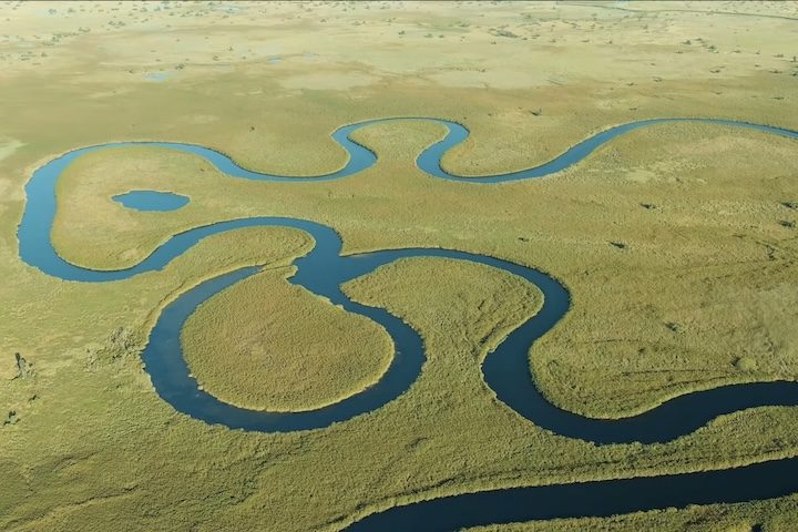Diferentemente da maioria dos grandes deltas do mundo, ele não deságua no oceano; em vez disso, suas águas se dissipam por meio da infiltração no solo e de uma intensa evaporação. Esse fenômeno transforma o Okavango em um dos maiores sistemas de drenagem interna existentes na Terra.