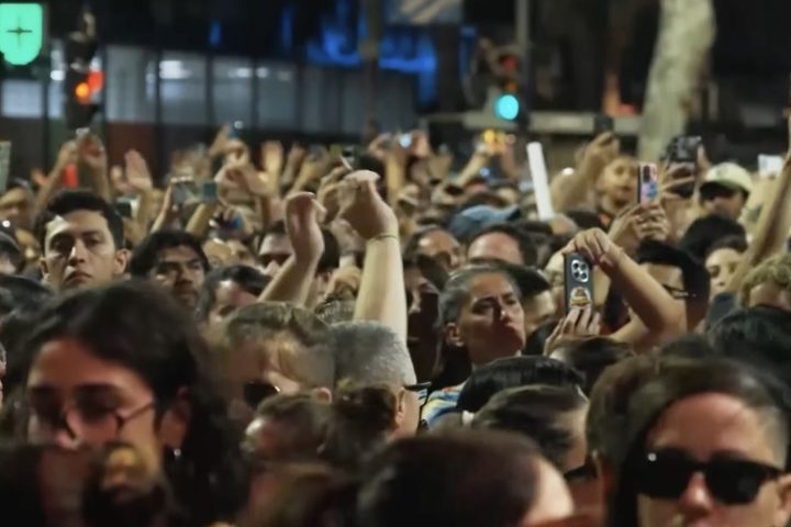 O espetáculo incluiu ritmos techno, cantos litúrgicos, trechos de discursos marcantes de Francisco e momentos de oração, além da participação da companhia Hogar de Cristo e de grupos ligados ao trabalho social nas periferias. O evento destacou valores centrais do pontificado, como atenção aos mais pobres e diálogo com as novas gerações, utilizando linguagem contemporânea para transmitir sua mensagem.