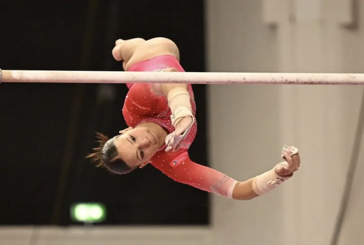 Embora a saída inovadora feita pela jovem brasileira já utilizasse um mortal carpado com meia volta conhecido na modalidade, a diferença esteve justamente na execução a partir do giro stalder.