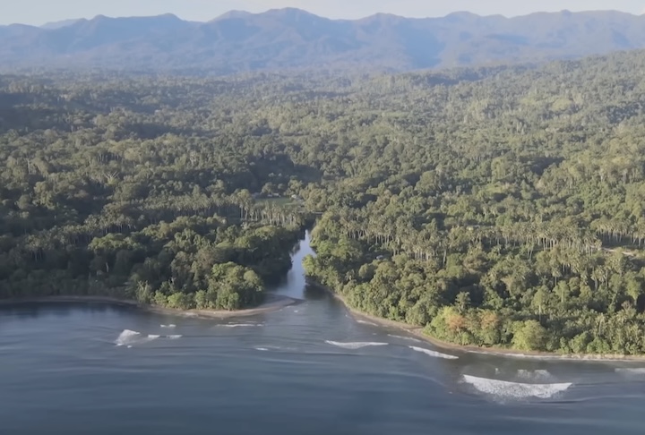 Do ponto de vista natural, Bougainville apresenta uma paisagem marcada por florestas tropicais densas, cadeias montanhosas e rios abundantes. No campo cultural, danças cerimoniais, músicas e práticas espirituais conectam as comunidades ao território e ajudam a reforçar os laços sociais.