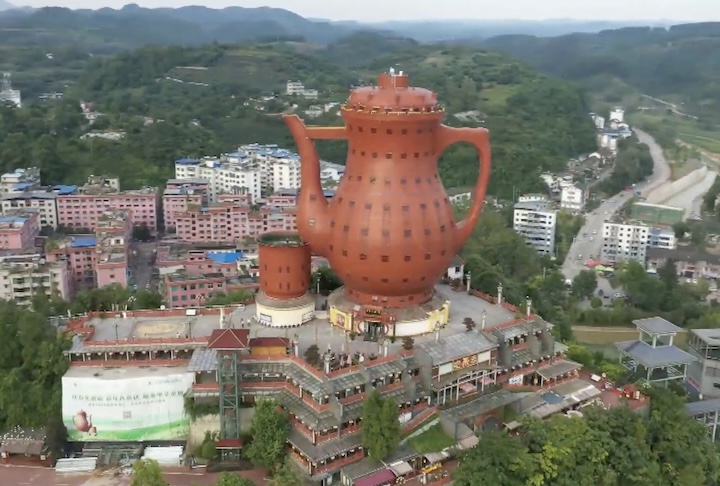 O formato incomum do prédio representou um grande desafio para os engenheiros. Como a base é mais estreita e a parte central mais larga, foi necessário desenvolver soluções estruturais específicas para equilibrar o peso e garantir estabilidade.